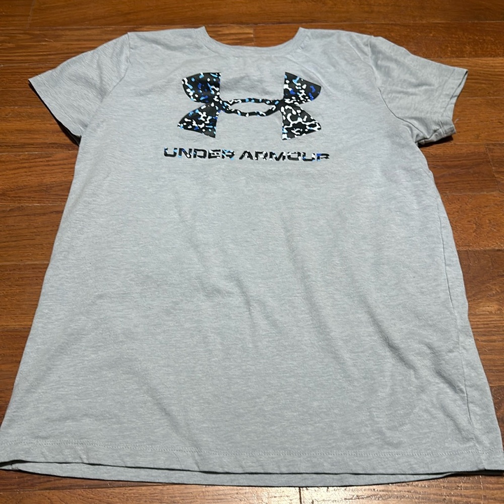 Under armor tee shirt.